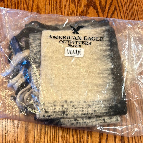 NWT American Eagle Black Gray and White Soft Winter Scarf with Fringe - Picture 2 of 9
